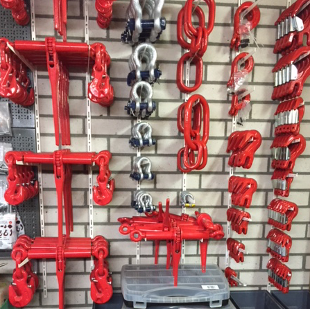 voorraad met kettingen, haken, spanners aan de muur in de werkplaats van Hooijmeijer